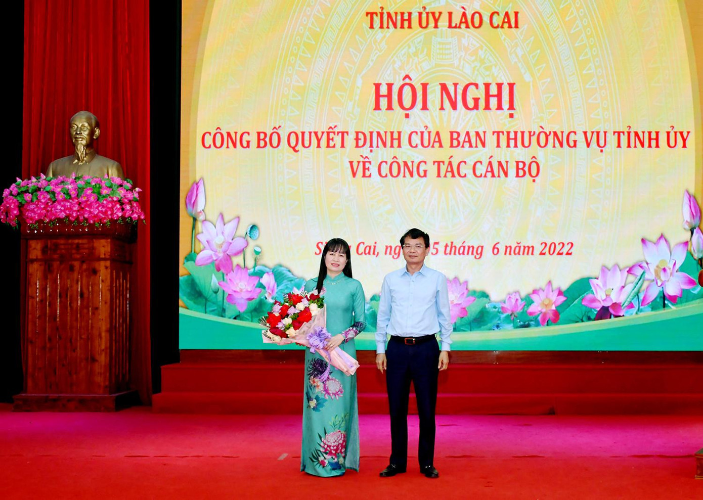 Bí thư Tỉnh ủy Lào Cai Đặng Xuân Phong chúc mừng đồng chí Đinh Minh Hà. Ảnh: Báo Lào Cai. Bí thư Tỉnh ủy Lào Cai Đặng Xuân Phong chúc mừng đồng chí Đinh Minh Hà. Ảnh: Báo Lào Cai.