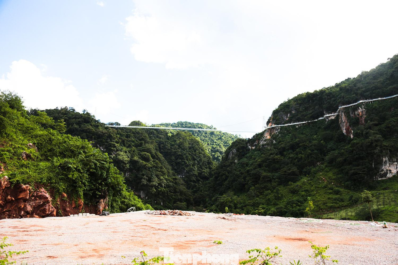 Theo báo cáo của đơn vị vận hành khu du lịch Mộc Châu Island, diện tích công ty được phép khảo sát quy hoạch là 239.134 m2 trong đó đất rừng ký hợp đồng với người dân để khoanh nuôi bảo vệ phục hồi 31.200 m2; đất thuê 207.934 m2 (đất nông nghiệp trồng cây hàng năm và cây lâu năm, đất năng lượng, đất mặt nước). Công ty đã hoàn thiện thủ tục thuê đất đợt 1, đợt 2 và đã được cấp chứng nhận quyền sử dụng đất 21,4 ha. Một số hạng mục như cầu kính Bạch Long, đường đi bộ bằng vách kính trên núi đã được cấp phép.