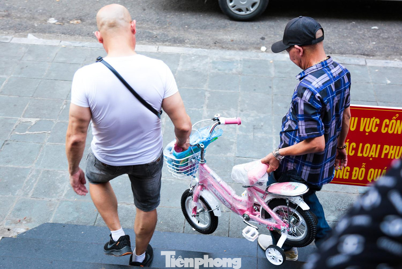 Một chiếc xe đạp cho trẻ em được vị khách từ Hà Nội mua với giá 900.000 đồng. Ông nói thật ra cũng không rẻ hơn so với dưới xuôi nhưng muốn mua làm quà cho cháu nhỏ nhân chuyến du lịch.