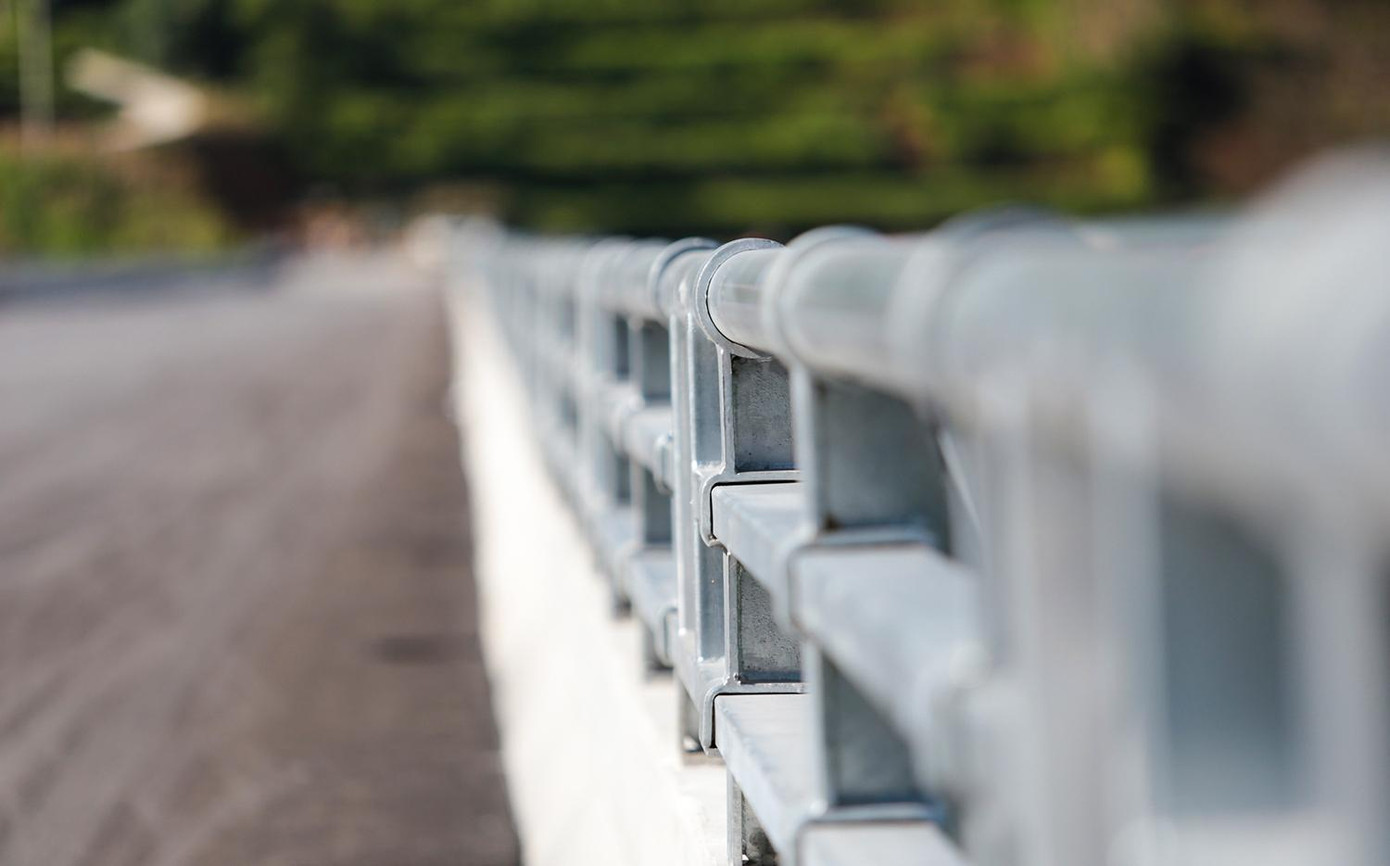 Các hạng mục gờ lan can, giải an toàn 2 bên và giải phân cách giữa đang được khẩn trương hoàn thành để đảm bảo tiến độ của dự án.