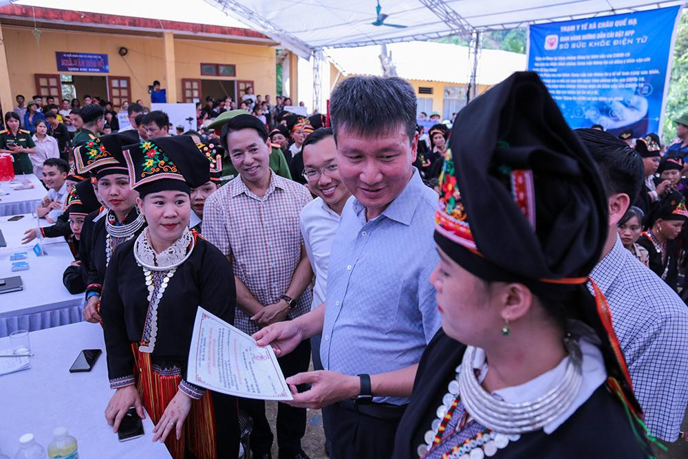 Ông Trần Huy Tuấn - Phó Bí thư tỉnh ủy, Chủ tịch UBND tỉnh Yên Bái vui mừng trước các kết quả đạt được về mục tiêu chuyển đổi số ở thôn còn nhiều khó khăn như Khe Bành. Tờ chứng nhận công dân số, gia đình số là ghi nhận của chính quyền trước sự hưởng ứng, tích cực của người dân, đặc biệt là người Dao ở thôn Khe Bành.