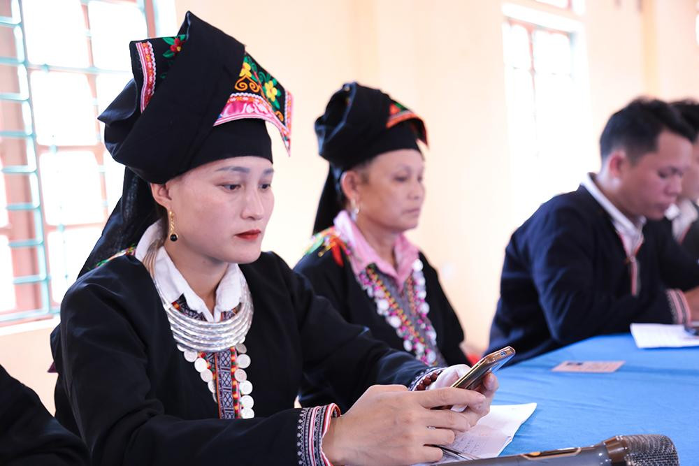 Trên địa bàn toàn thôn đã phủ sóng di động 4G. Tỷ lệ hộ gia đình có máy tính hoặc thiết bị thông minh sử dụng dịch vụ Internet cả đường truyền cáp quang và sóng 4G là 195 hộ, đạt 95,1%.