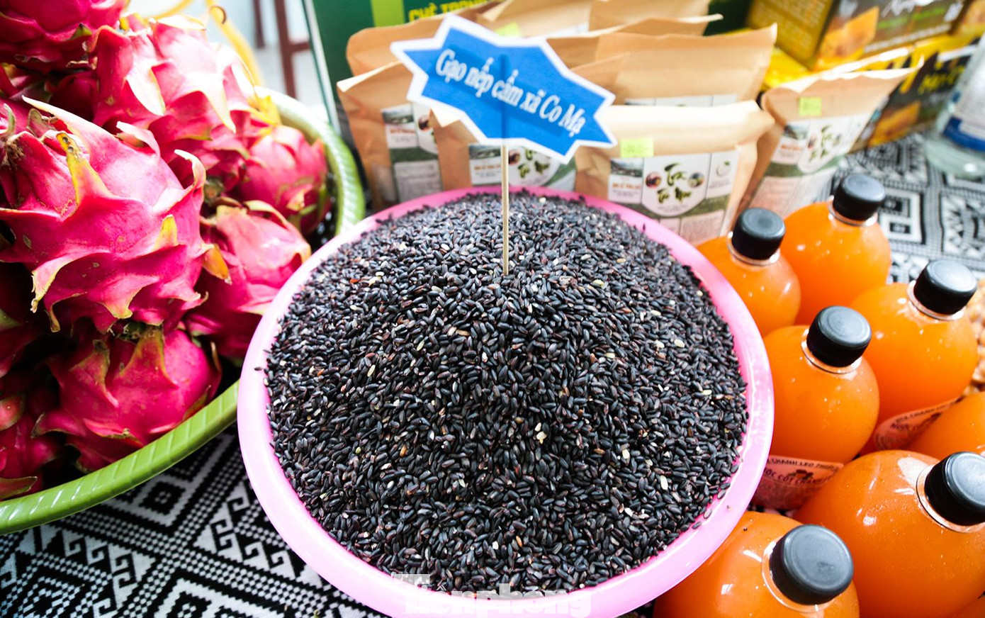 Gạo nếp cẩm cũng được trồng ở các nương đất tơi xốp xã Co Mạ. Theo người dân địa phương, giống gạo nếp này khá thơm, dẻo.