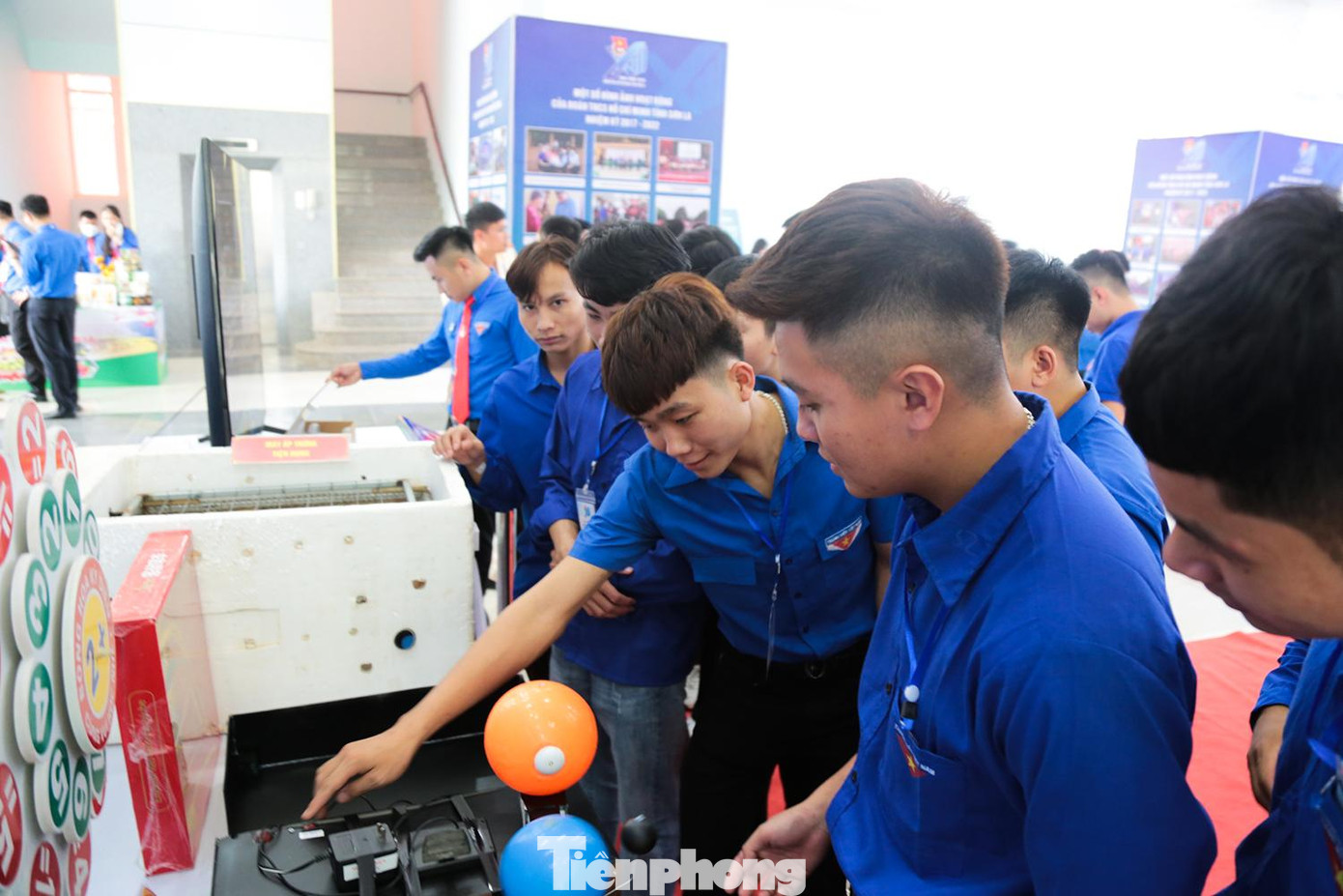 Các đại biểu là đoàn viên, thanh niên trẻ khá hào hứng với các công trình sáng tạo công nghệ trưng bày ở đại hội. Mô hình toán học thông minh do các học sinh trường Tiểu học và THCS 14/6 Mộc Châu thiết kế.