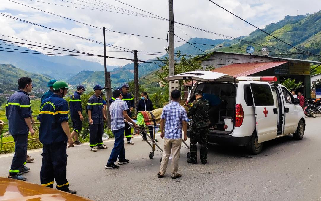 Chiếc xe cứu thương đưa thi thể nạn nhân từ Tả Van, Sa Pa về quê lúc gần 13h ngày 9/8. Ảnh: Hân Nguyễn. Chiếc xe cứu thương đưa thi thể nạn nhân từ Tả Van, Sa Pa về quê lúc gần 13h ngày 9/8. Ảnh: Hân Nguyễn.