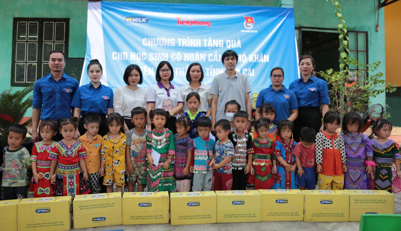 Đại diện báo Tiền Phong, nhà tài trợ VPMilk và Tỉnh đoàn Lào Cai trao quà cho trẻ em có hoàn cảnh khó khăn.