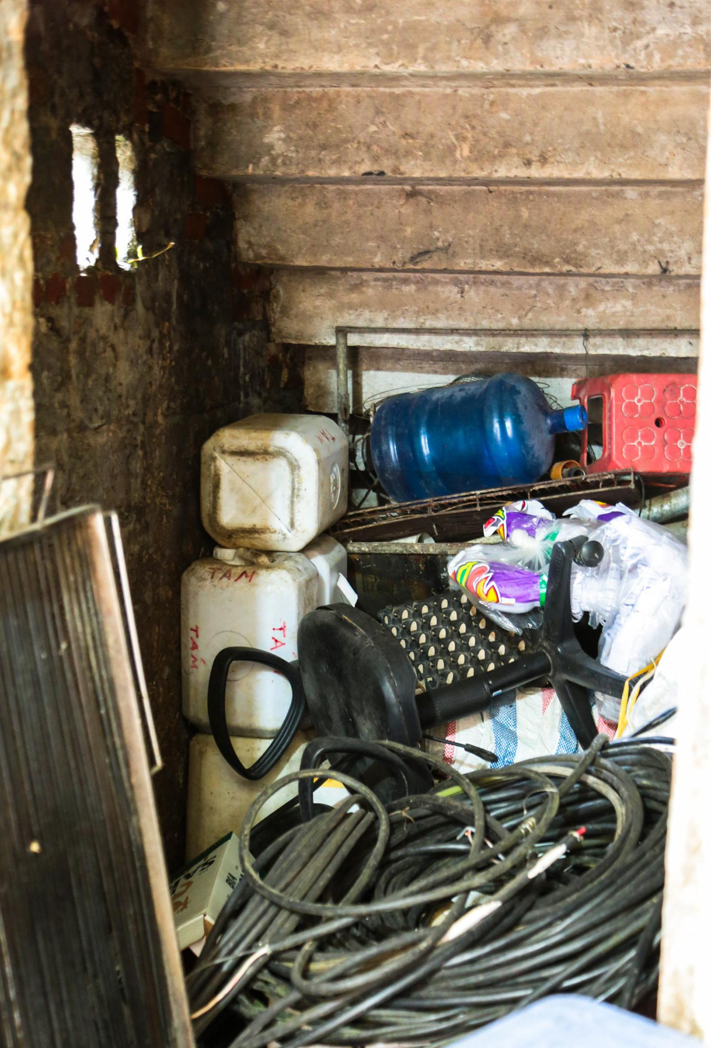 Phía dưới chân cầu thang chất một số phế vật khác.