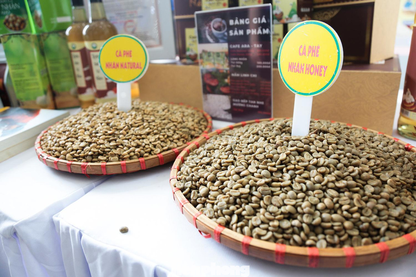 Hạt cà phê Natural nhân xanh và cà phê Honey nhân xanh có xuất xứ xã Chiềng Trung huyện Mai Sơn. Vùng trồng cây cà phê có độ cao trên 1.000 mét so với mực nước biển, nhiệt độ chênh lệch ngày và đêm trên 10 độ C.