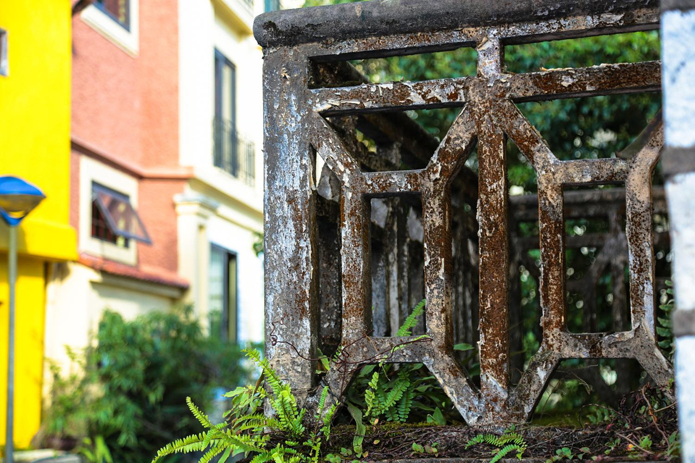 Lan can ban công tầng 2. Ở phía đối diện là những ngôi nhà hiện đại đối lập phong cách cổ xưa.