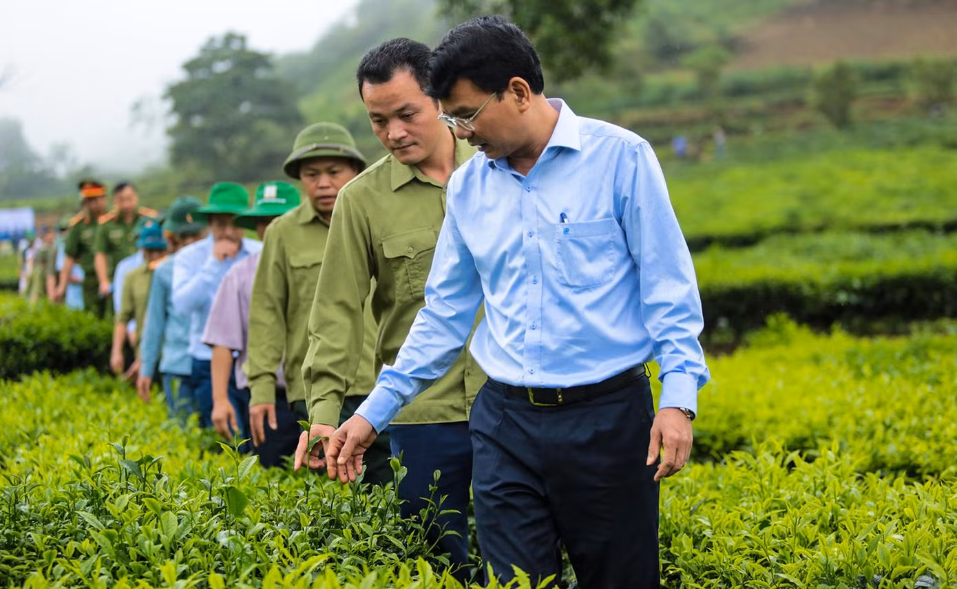 Có mặt tại buổi phát động phong trào trồng chè, ông Đặng Xuân Phong - Bí thư Tỉnh ủy Lào Cai cho biết, người dân tin tưởng vào chủ trương, định hướng, chính sách về nông nghiệp của Đảng và Nhà nước vì thực tế đã chứng minh những chủ trương này đã giúp nhân dân - bằng chính sức lao động của mình đã xóa được đói, giảm được nghèo, từng bước có thu nhập ổn định và tiến tới có tích lũy.