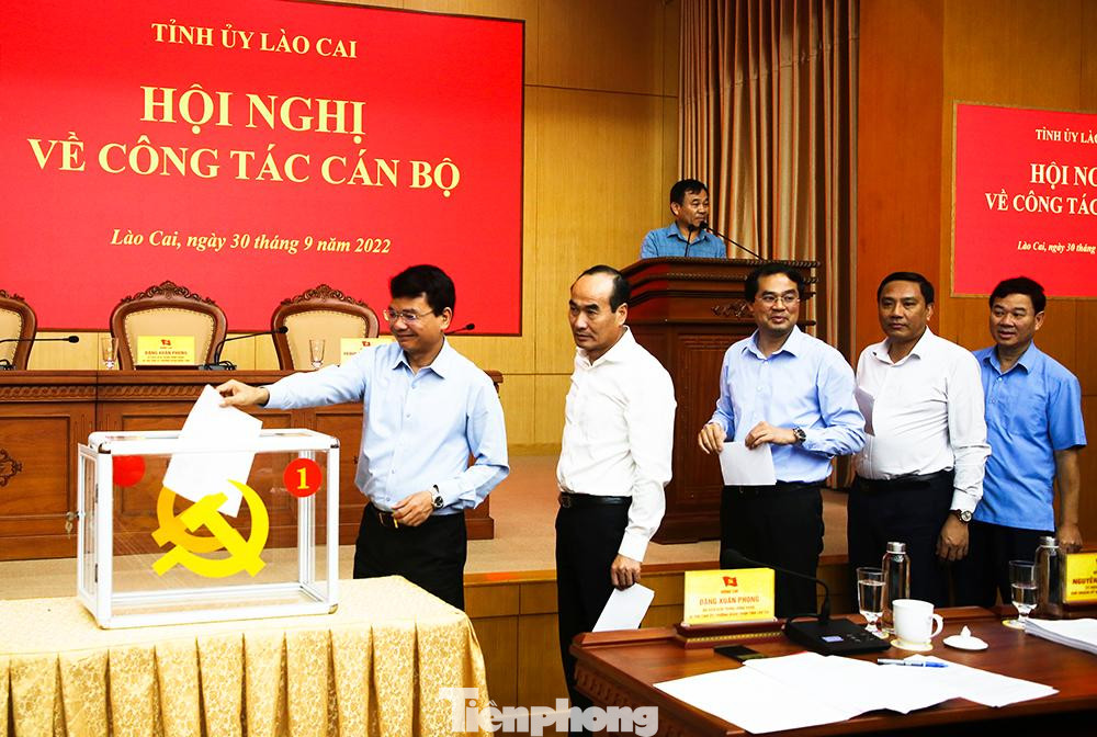 Bầu bổ sung Ủy viên Ban Chấp hành Đảng bộ tỉnh Lào Cai khóa XVI nhiệm kỳ 2020 - 2025. Ảnh: Thành Phú.