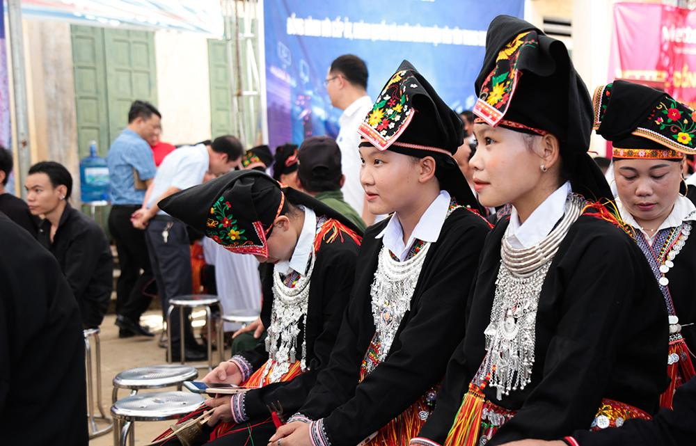 Chiều 25/7, tại thôn Khe Bành, xã Châu Quế Hạ, huyện Văn Yên (Yên Bái), Sở Thông tin- truyền thông phối hợp với các cấp chính quyền địa phương đã tổ chức buổi đánh giá công bố mô hình điểm "thôn chuyển đổi số". Thôn Khe Bành với 100% đồng bào là người Dao là thôn khó khăn nhất trong xã khó khăn nhất thuộc Chương trình 135 xóa đói giảm nghèo của Yên Bái. Tuy nhiên, với sự vào cuộc của các cấp ủy, chính quyền cùng sự tham gia tích cực của người dân, công cuộc chuyển đổi số đã có những kết quả tích cực ở nơi đây.