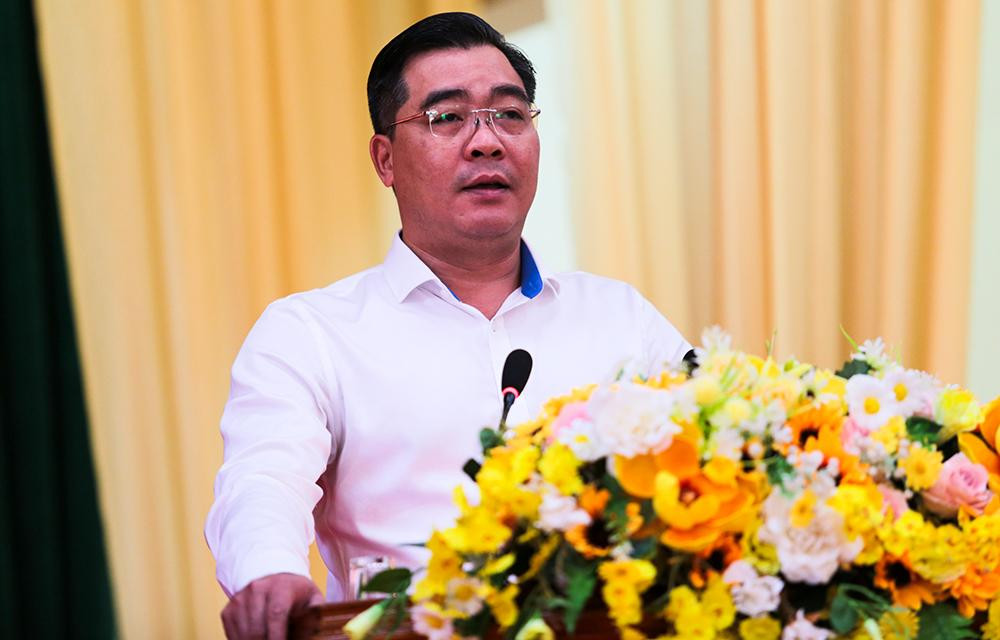 Ông Nông Việt Yên - Bí thư huyện ủy Mù Cang Chải phát biểu tại hội nghị. Ảnh: Hân Nguyễn.