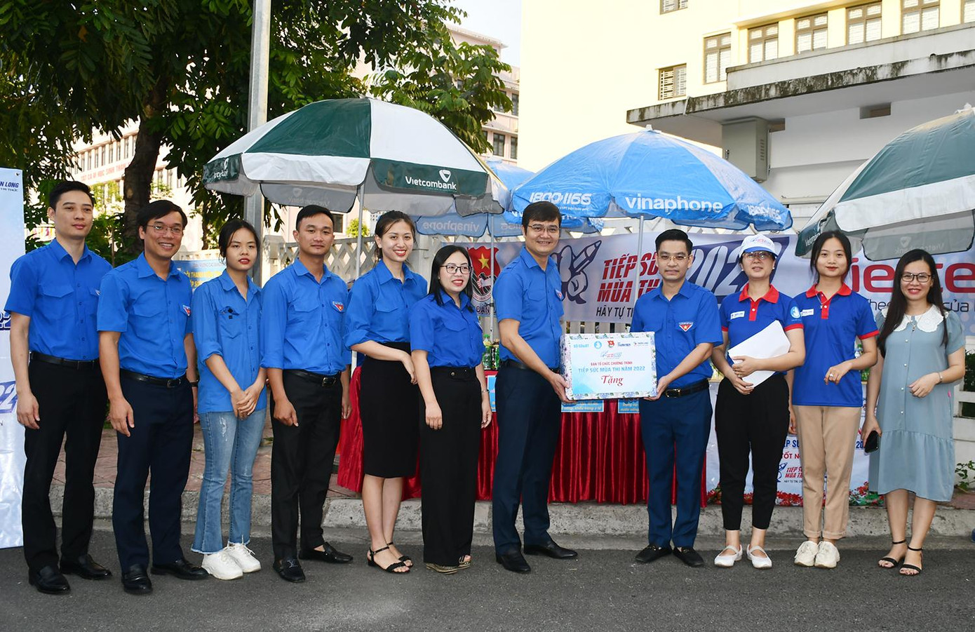 Đoàn công tác thăm, tặng quà đội hình tình nguyện tại Trường THPT số 1 thành phố Lào Cai. Đoàn công tác thăm, tặng quà đội hình tình nguyện tại Trường THPT số 1 thành phố Lào Cai.