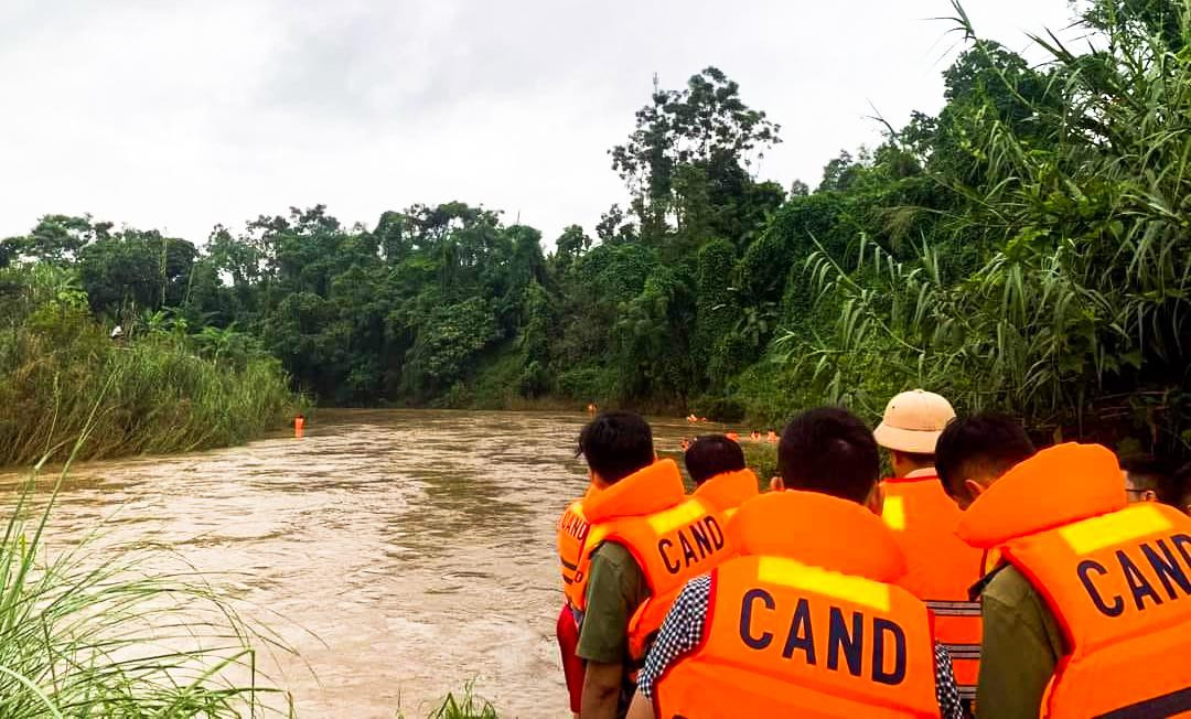 Cháu bé bị mất tích khi ra suối ở thôn Đồng Quang, xã Quang Kim, Bát Xát, Lào Cai. Lực lượng chức năng sau đó tổ chức tìm kiếm và phát hiện thi thể nạn nhân. Cháu bé bị mất tích khi ra suối ở thôn Đồng Quang, xã Quang Kim, Bát Xát, Lào Cai. Lực lượng chức năng sau đó tổ chức tìm kiếm và phát hiện thi thể nạn nhân.
