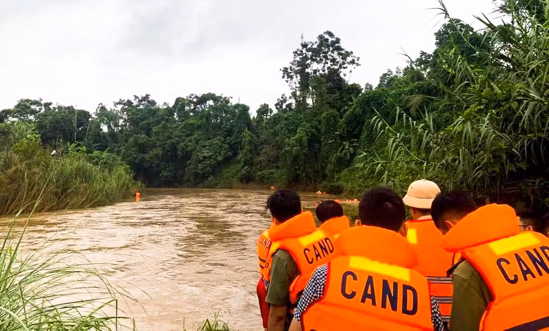 Cháu bé bị mất tích khi ra suối ở thôn Đồng Quang, xã Quang Kim, Bát Xát, Lào Cai. Lực lượng chức năng sau đó tổ chức tìm kiếm và phát hiện thi thể nạn nhân.