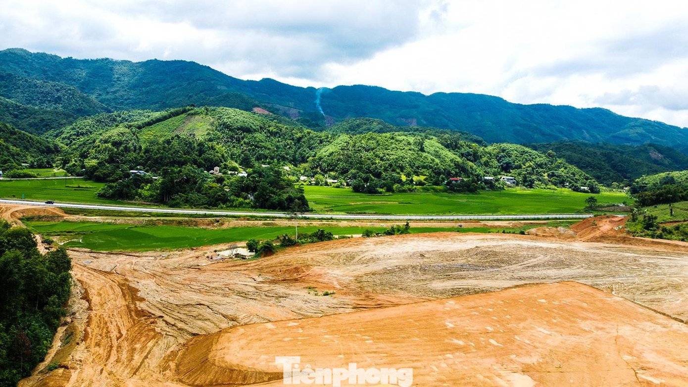 Hôm 3/3/2022, UBND tỉnh Lào Cai đã tổ chức lễ động thổ sân bay Sa Pa. Vào ngày 27/8 tới, tại vị trí khu bố trí tái định cư của dự án, lễ khởi công sẽ diễn ra với sự tham dự của Thủ tướng Chính phủ, lãnh đạo một số bộ ngành và địa phương. Sân bay Sa Pa có vị trí quy hoạch nằm tại xã Cam Cọn, huyện Bảo Yên (Lào Cai), bám đường cao tốc Nội Bài - Lào Cai, đoạn từ Km211 đến Km217. Nhu cầu sử dụng đất phục vụ dự án vào khoảng 371ha. Đây là sân bay lưỡng dụng, quy mô cấp 4C (có thể khai thác được các loại tàu bay A320, A321) và sân bay quân sự cấp II; công suất 3 triệu hành khách/năm.