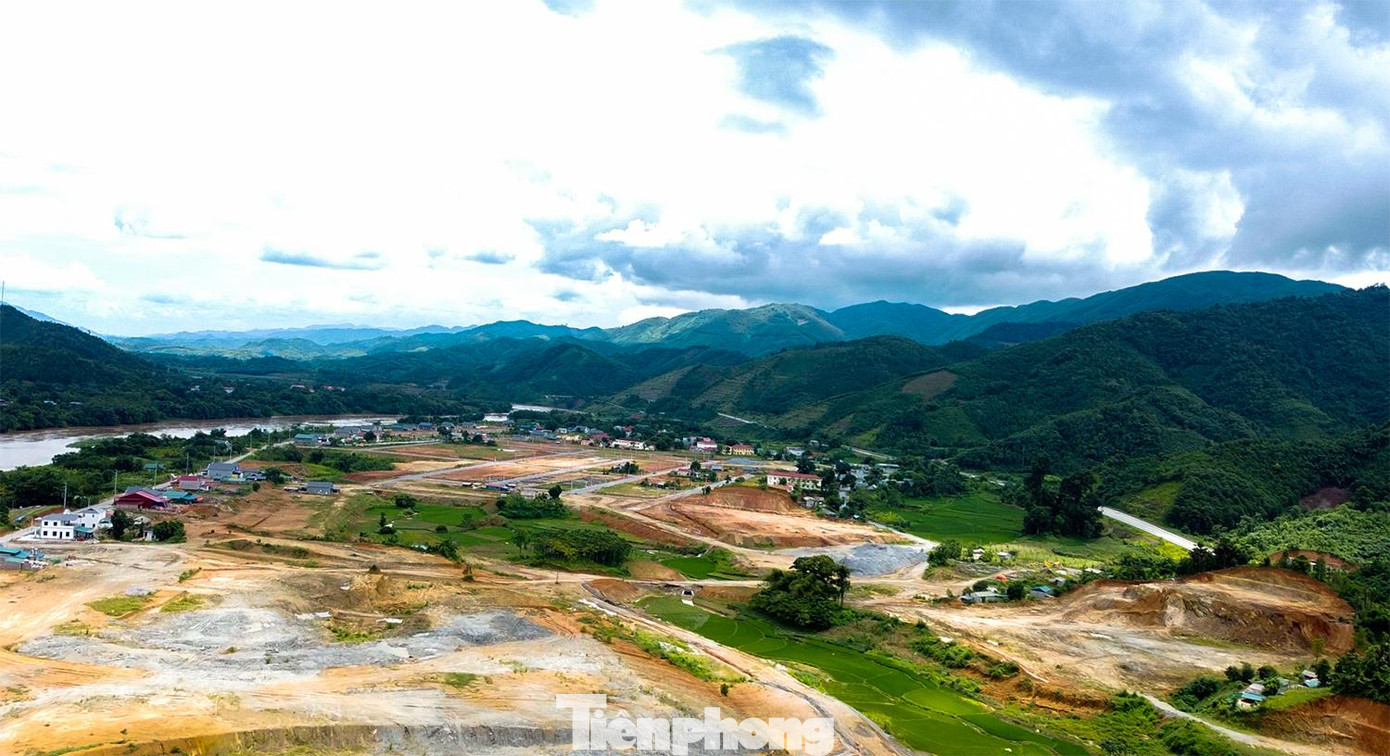 Tỉnh Lào Cai cho biết trong giai đoạn một của dự án có Dự án thành phần 1 - Giải phóng mặt bằng và tái định cư với tổng kinh phí 532 tỷ đồng, thực hiện theo hình thức đầu tư công được Tỉnh giao cho UBND huyện Bảo Yên làm chủ đầu tư. Dự kiến có 604 hộ gia đình với 3.571 nhân khẩu bị ảnh hưởng phải thu hồi đất; số hộ cần bố trí tái định cư là 573 hộ.