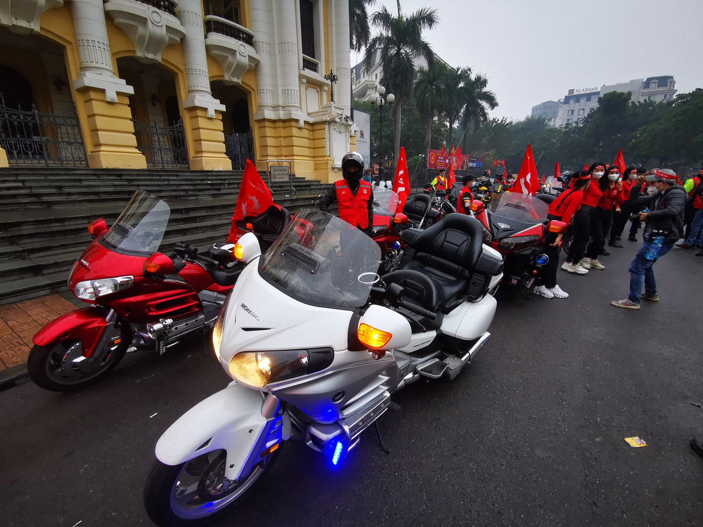 Những chiếc Honda Goldwing hầm hố, sở hữu khối động cơ 6 xylanh thẳng hàng, làm mát bằng chất lỏng, dung tích 1.832 phân khối, sản sinh công suất tối đa 118 mã lực tại 5.500 v/p và mô-men xoắn cực đại 170 Nm từ 4.000 v/p. Điểm đặc biệt trên hệ thống lái của mẫu xe này đó chính là trang bị số lùi cực kì tiện dụng.