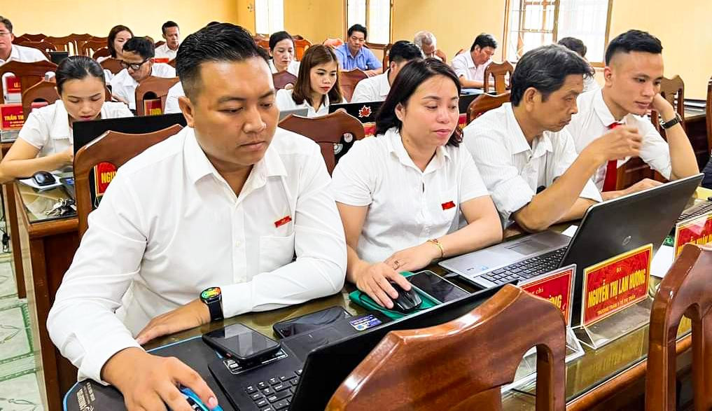 Các đại biểu họp HĐND thị trấn Mậu A, Văn Yên, Yên Bái không cần giấy.