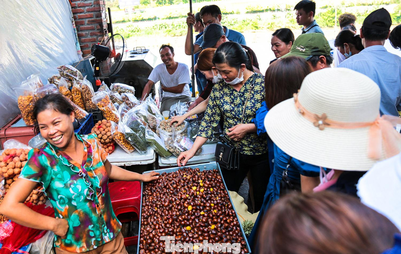 Nhóm du khách từ Hải Hậu, Nam Định lên Lào Cai du lịch tỏ ra thích thú với các loại hạt dẻ, bánh hạt dẻ, hạt mắc ca, sau đó mua khá nhiều cho chị chủ cửa hàng.