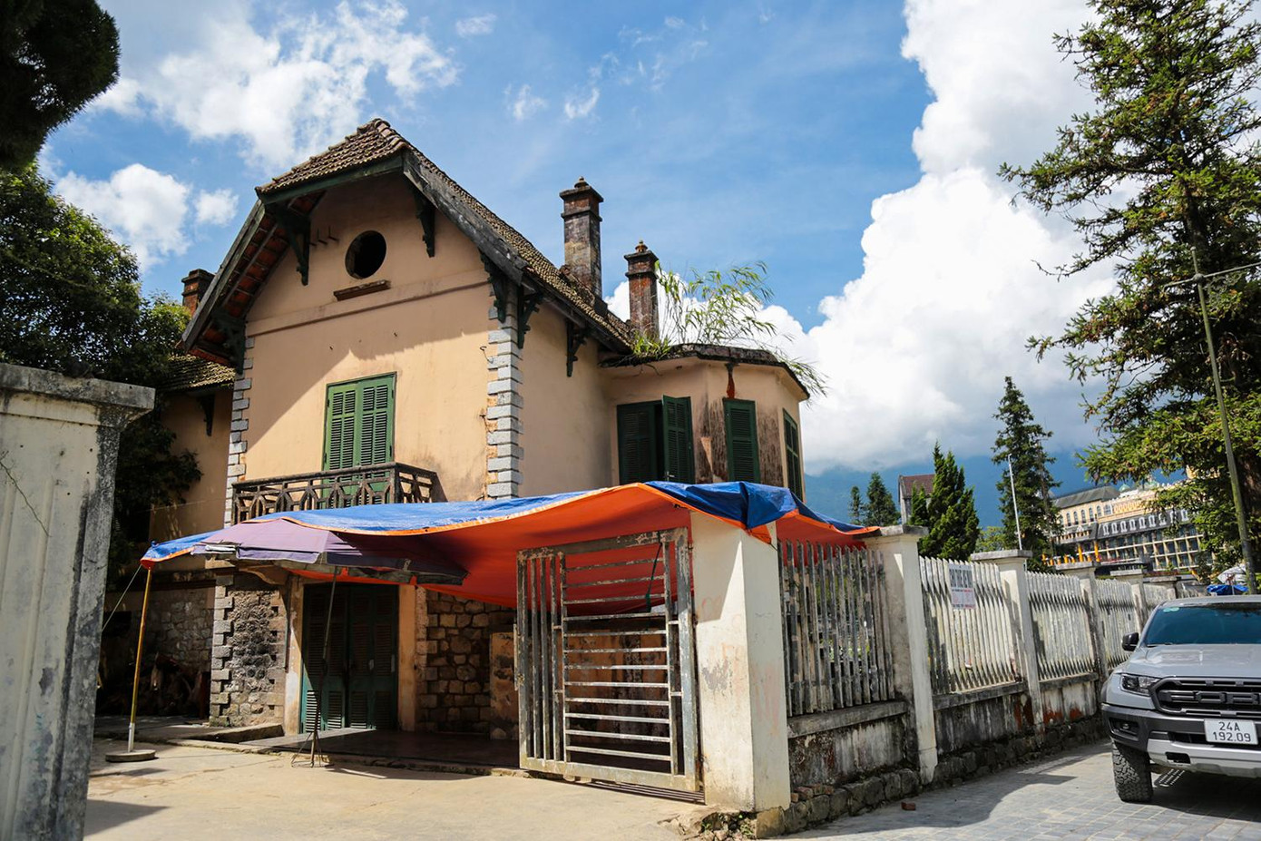 Khu vực trung tâm thị xã Sa Pa hiện còn sót lại một số ngôi biệt thự từ thời Pháp thuộc, trong đó có căn được quản lý, sử dụng nhưng cũng có căn bị bỏ hoang.