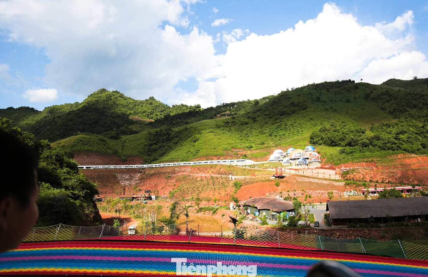 Theo đó, chủ đầu tư đã "bê" cả khối khách sạn đoàn tàu, villa hình cầu từ vị trí quy hoạch ban đầu ở phía đồi bên này sang quả đồi đối diện. Ở vị trí ngược lại, chủ đầu tư xây dựng khu trượt khô (trượt Coaster).