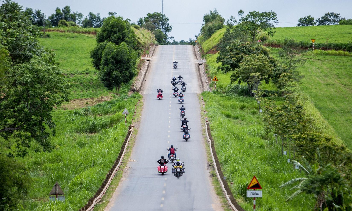 Bên cạnh những chiếc xe hầm hố là hàng chục mẫu mô tô phân khối lớn khác di chuyển cùng đoàn như Ducati Multistrada, Suzuki GSX-1000 hay Kawasaki.