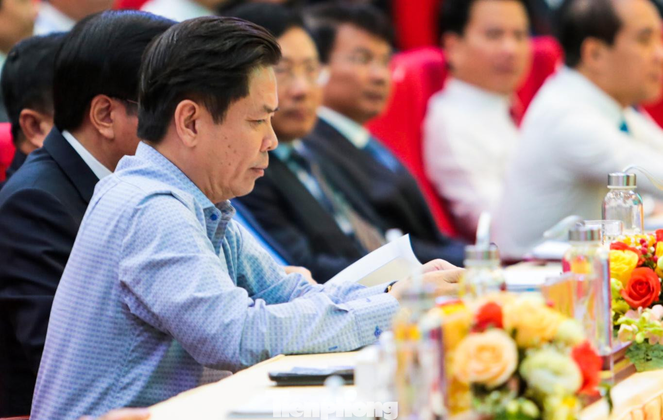 Bộ trưởng Bộ Giao thông Vận tải Nguyễn Văn Thể tham dự và có bài tham luận tại Hội nghị triển khai chương trình hành động thực hiện Nghị quyết 11 của Bộ Chính trị. Ảnh: Hân Nguyễn. Bộ trưởng Bộ Giao thông Vận tải Nguyễn Văn Thể tham dự và có bài tham luận tại Hội nghị triển khai chương trình hành động thực hiện Nghị quyết 11 của Bộ Chính trị. Ảnh: Hân Nguyễn.