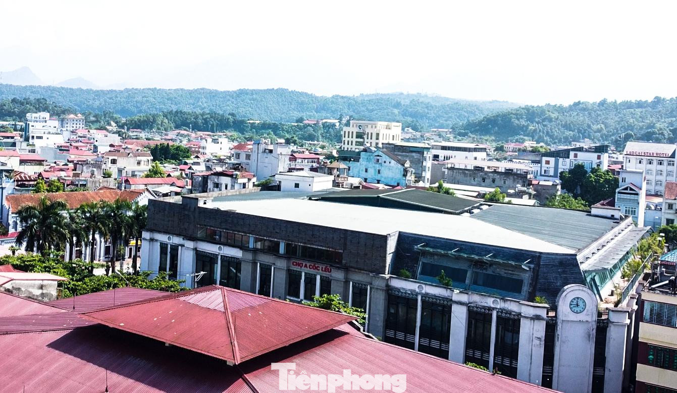 Khu chợ Cốc Lếu có khu A và khu B, diện tích không quá rộng nhưng bên trong là rất nhiều sạp bán đầy đủ các mặt hàng.