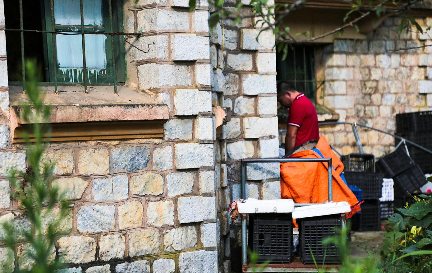 Thậm chí, bức tường còn là nơi để một số người dân thiếu ý thức xả bậy.