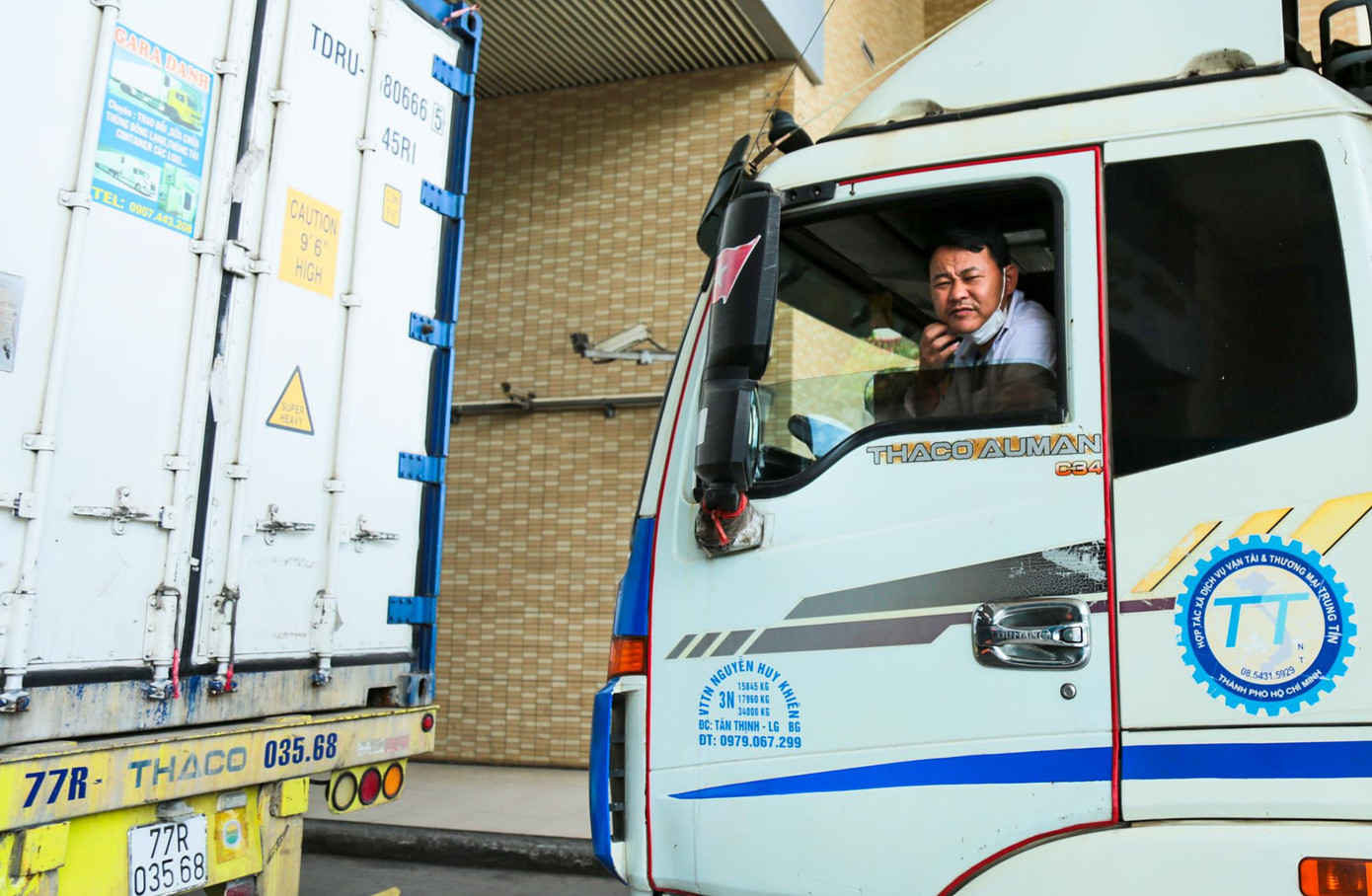 Một tài xế xe chở vải từ Bắc Giang cho biết, mọi năm, các bãi đỗ chờ xuất khẩu chật kín nhưng năm nay do phía bạn kiểm soát chặt dịch COVID-19 nên đến thời điểm này chủ hàng và nhà xe mới thực hiện được giao thương. Sau khi xe hàng được thông quan, các tài xế sẽ chở xe đến giữa cầu đường bộ nối hai bên cửa khẩu. Tại đây, phía Trung Quốc sẽ có tài đánh xe qua nước bạn giao hàng và trả xe sau đó cũng tại điểm giữa cầu đường bộ. Nhiều trường hợp trước đây khi dịch bùng phát, đóng biên, có xe hàng phải mất vài tháng mới quay trở lại được với chủ nhân.