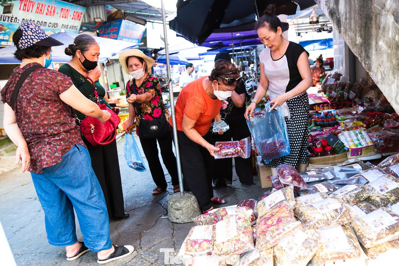 Các loại hoa quả sấy khô, trà đóng túi bày bán từ các sạp ven đường đến các sạp trong chợ.