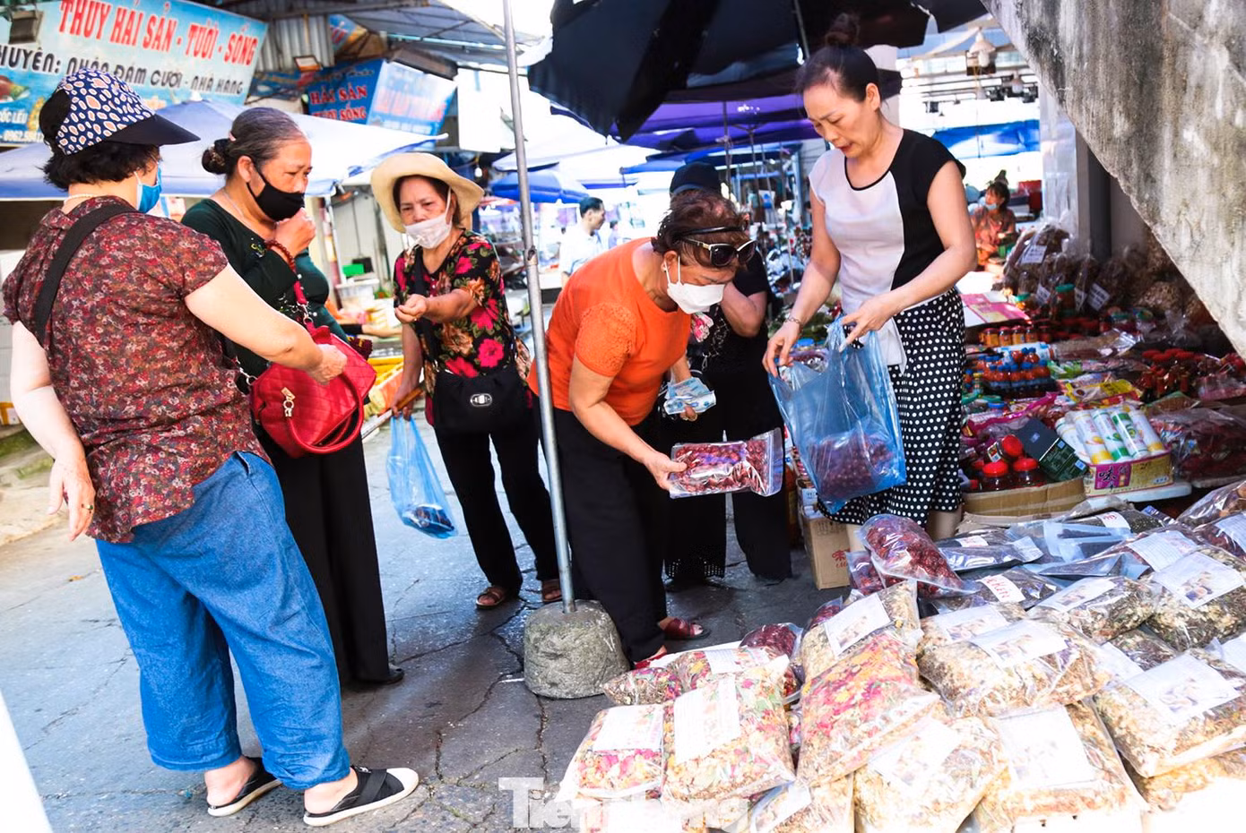 Các loại hoa quả sấy khô, trà đóng túi bày bán từ các sạp ven đường đến các sạp trong chợ.