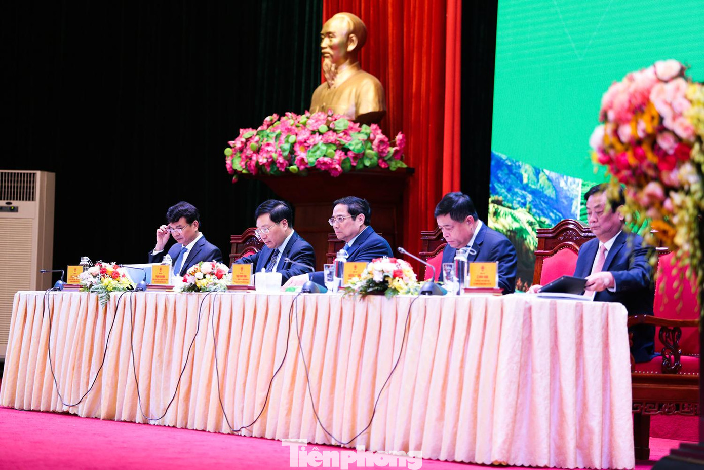 Ủy viên Bộ Chính trị, Thủ tướng Chính phủ Phạm Minh Chính chủ trì hội nghị. Cùng dự có Ủy viên Bộ Chính trị, Phó Thủ tướng Thường trực Chính phủ Phạm Bình Minh; Bộ trưởng Bộ Kế hoạch đầu tư Nguyễn Chí Dũng, Bộ trưởng Bộ Nông nghiệp và phát triển nông thôn Lê Minh Hoan, Bí thư Tỉnh ủy Lào Cai Đặng Xuân Phong, lãnh đạo các bộ, ban, ngành Trung ương.