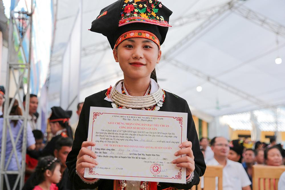 Một nữ "công dân số" người dân tộc Dao ở thôn Khe Bành.