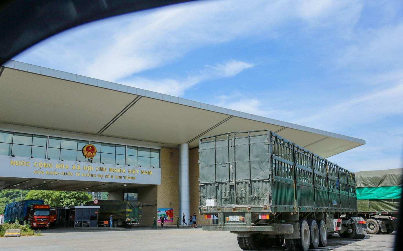 Theo thống kê của Hải quan cửa khẩu đường bộ số II Kim Thành, Lào Cai, từ 26 - 29/6 có hàng chục xe nông sản đăng ký tờ khai hải quan, trong đó gồm 24 xe chở thanh long ruột đỏ, trắng; 54 xe chở quả vải; 1 xe chở chuối xanh và 1 xe chở mít tươi.