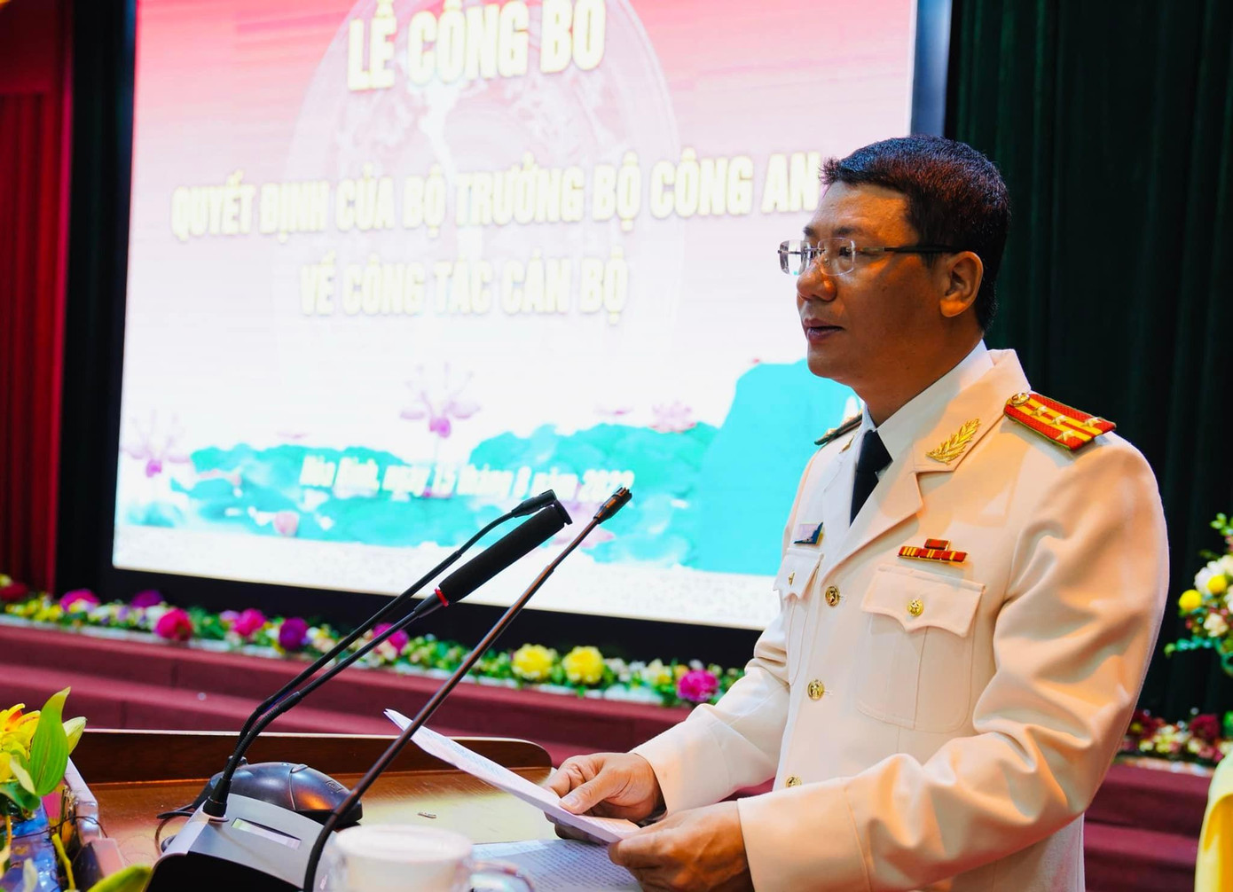 Đại tá Đỗ Thanh Bình, tân Giám đốc Công an tỉnh Hoà Bình phát biểu và nhận nhiệm vụ. Đại tá Đỗ Thanh Bình, tân Giám đốc Công an tỉnh Hoà Bình phát biểu và nhận nhiệm vụ.