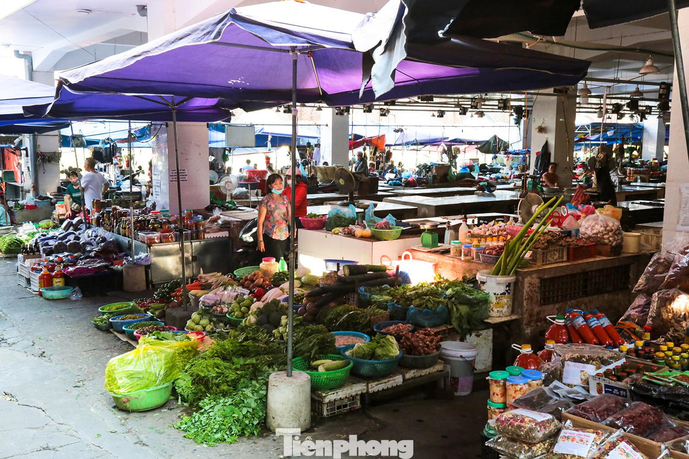 Tầng một của khu B với một mặt nhìn ra bờ sông Hồng là nơi các tiểu thương buôn bán thực phẩm rau củ quả, thức ăn tươi sống...