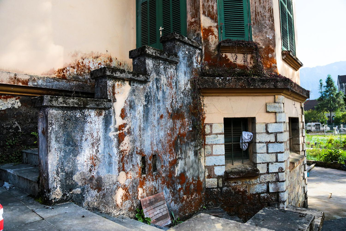 Nhìn từ xa ngôi biệt thự khá đẹp, có thiết kế 2 tầng với lối lên tầng 2 là cầu thang đặt bên ngoài.