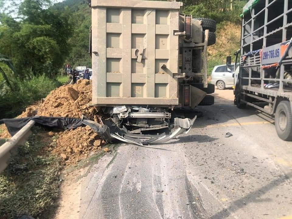 Chiếc xe ben chở đất bị lật đè bẹp ô tô con khiến 3 người tử vong. Ảnh: Offb.