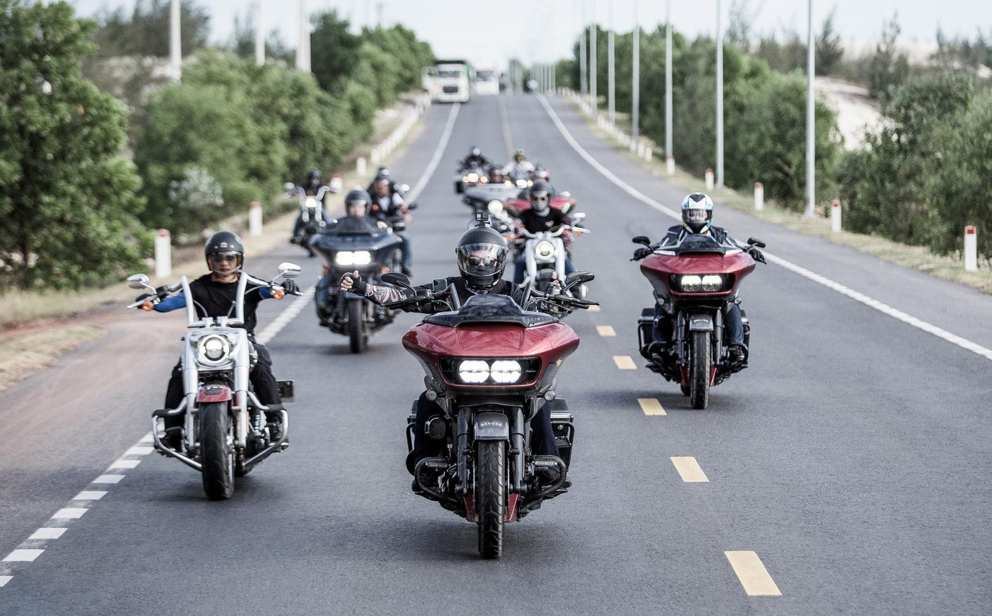 Trong đoàn mô tô diễu hành ngày mai sẽ có 4 chiếc Honda Goldwing. Đây là mẫu mô tô sở hữu khối động cơ 6 xylanh thẳng hàng, làm mát bằng chất lỏng, dung tích 1.832 phân khối, sản sinh công suất tối đa 118 mã lực tại 5.500 v/p và mô-men xoắn cực đại 170 Nm từ 4.000 v/p. Điểm đặc biệt trên hệ thống lái của mẫu xe này đó chính là trang bị số lùi cực kì tiện dụng.