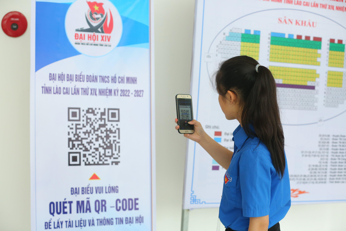 Đại biểu dự đại hội quét mã QR để điểm danh, lấy tài liệu, thông tin chương trình đại hội Đoàn TNCS Hồ Chí Minh tỉnh Lào Cai khóa XIV, nhiệm kỳ 2022-2027. Đại biểu dự đại hội quét mã QR để điểm danh, lấy tài liệu, thông tin chương trình đại hội Đoàn TNCS Hồ Chí Minh tỉnh Lào Cai khóa XIV, nhiệm kỳ 2022-2027.