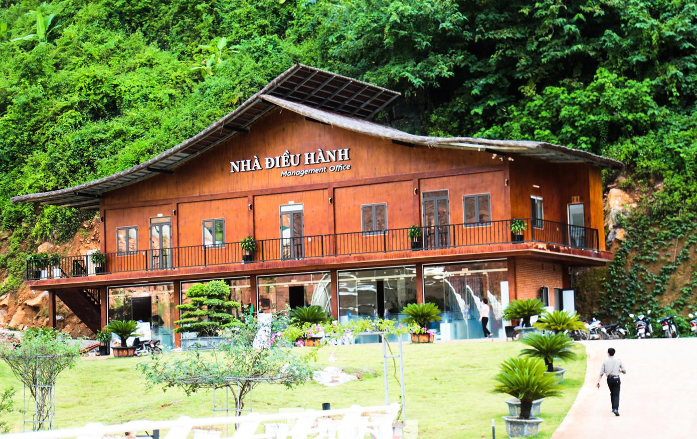 Việc xây dựng nhà điều hành 2 tầng, nhà sàn lưu niệm...