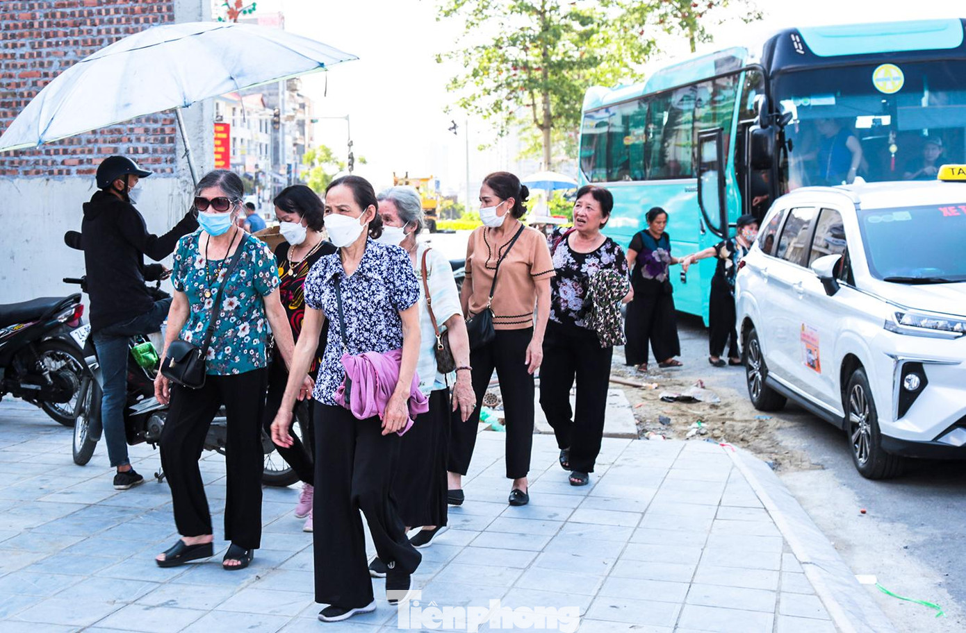 Khách du lịch sau khi tham quan và vui chơi ở Sa Pa, hầu hết quay lại Lào Cai, check-in cột mốc cửa khẩu và mua sắm ở chợ Cốc Lếu.