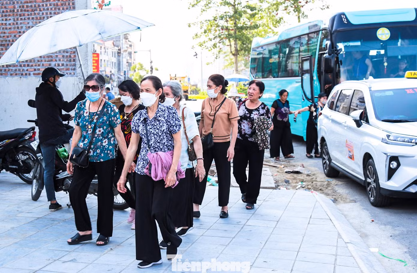 Khách du lịch sau khi tham quan và vui chơi ở Sa Pa, hầu hết quay lại Lào Cai, check-in cột mốc cửa khẩu và mua sắm ở chợ Cốc Lếu.