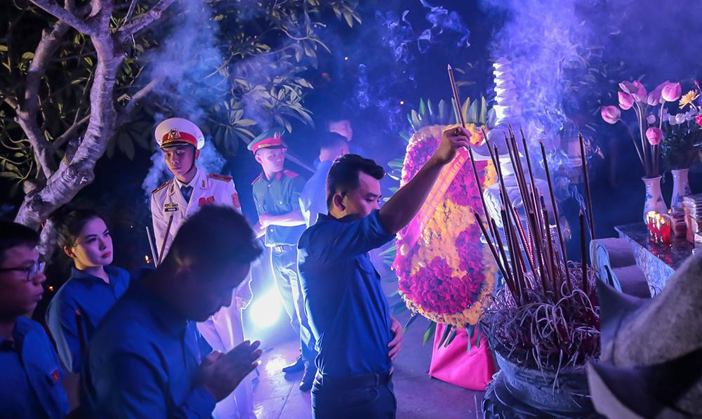 Các đại biểu thắp hương tỏ lòng thành kính.