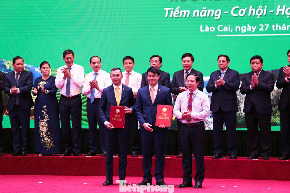 Thủ tướng chứng kiến một số thỏa thuận đầu tư được trao ở Hội nghị. Ảnh: Hân Nguyễn. Thủ tướng chứng kiến một số thỏa thuận đầu tư được trao ở Hội nghị. Ảnh: Hân Nguyễn.