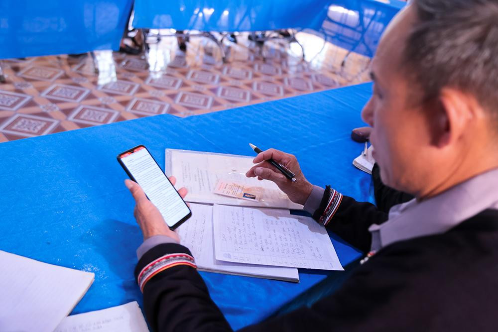 Thôn có Tổ công nghệ cộng đồng để tuyên truyền, phổ biến, hướng dẫn kỹ năng số cho người dân. Việc sử dụng dịch vụ công để giải quyết thủ tục hành chính trực tuyến mức độ 3,4 trên Cổng dịch vụ công tỉnh Yên Bái cũng đã tiếp cận tổng số 330 người trưởng thành trong thôn, đạt 77%.