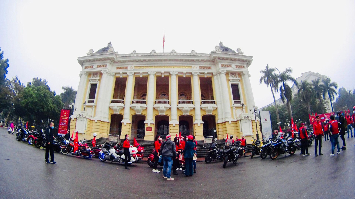 Từ 6h sáng 16/1, hàng chục mô tô phân khối lớn cùng các người đẹp cuộc thi Hoa hậu Việt Nam đã có mặt tại nhà hát lớn Hà Nội để tham gia đoàn diễu hành cổ động Chủ nhật Đỏ.